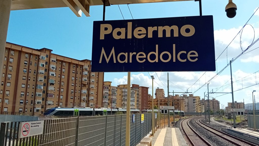 Treno di passaggio alla stazione Maredolce, Brancaccio