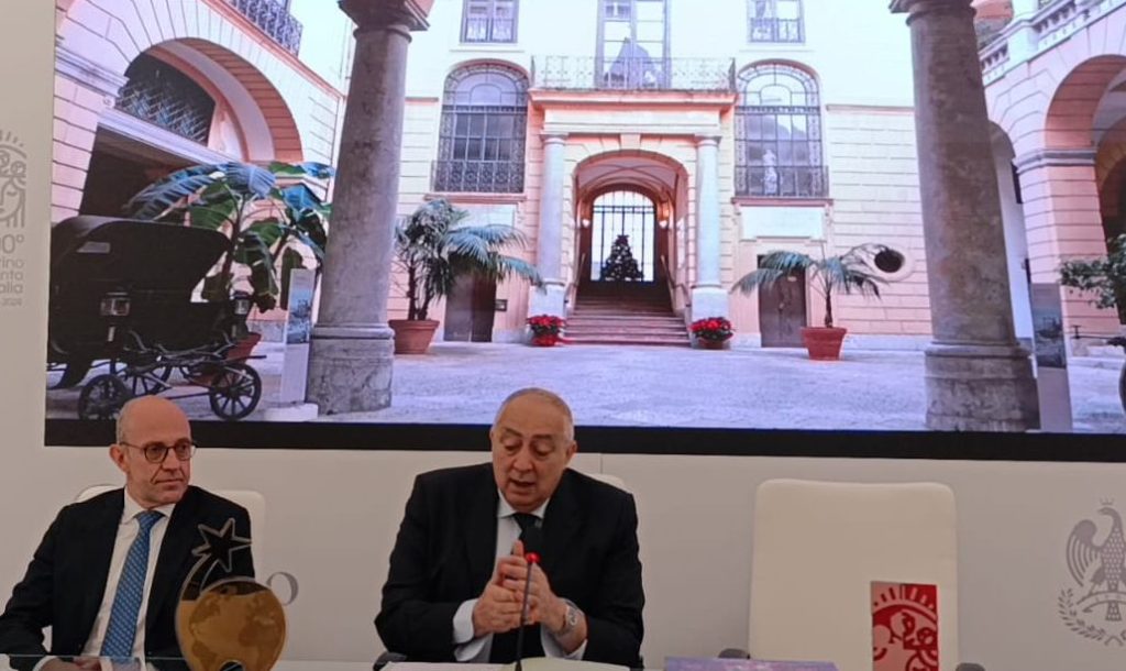 Roberto Lagalla con sfondo Palazzo Comitini