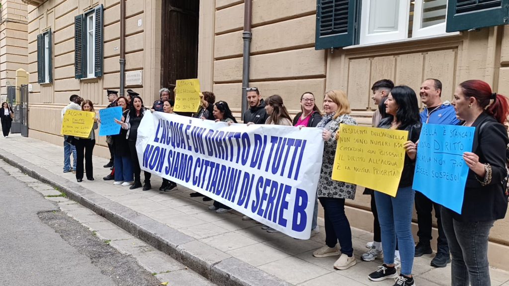Protesta residenti Arenella acqua
