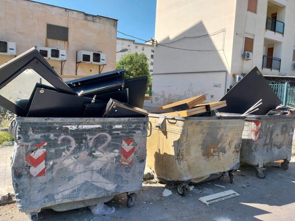Rifiuti ingombranti al Villaggio Santa Rosalia, Palermo