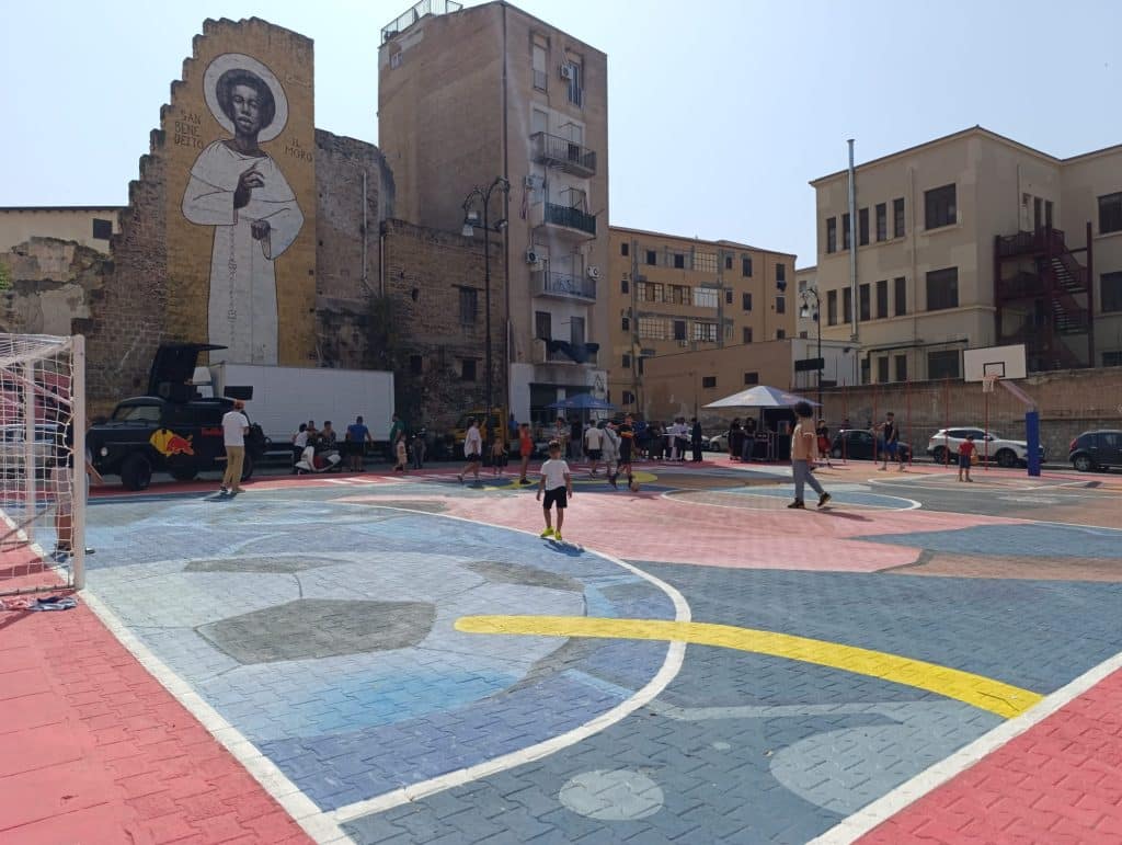 Campo da basket Albergheria realizzato da RedBull