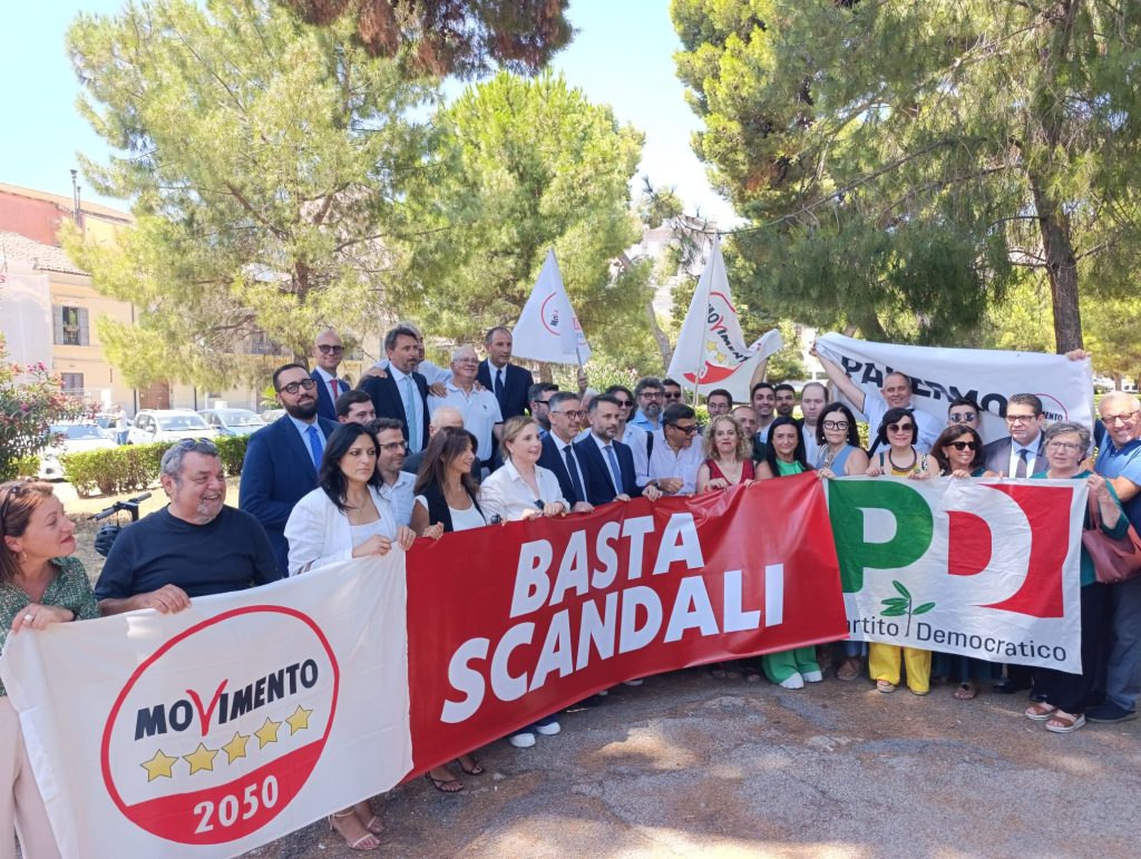Protesta PD M5S Ars