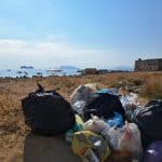 Rifiuti post Ferragosto sulla spiaggia di Romagnolo, Palermo