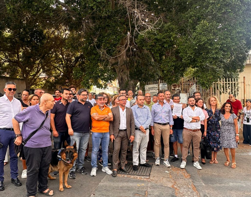 Manifestazione a Borgo Nuovo contro i cassonetti