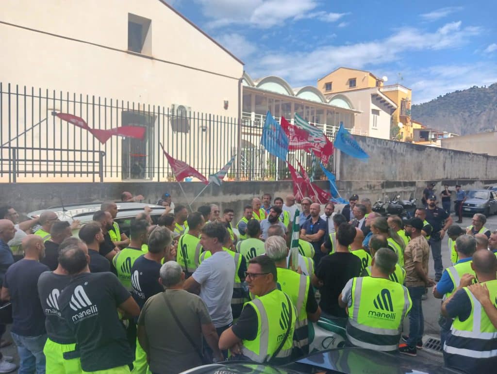 Lavoratori ditta Manelli protestano sotto l'ispettorato del lavoro di Palermo