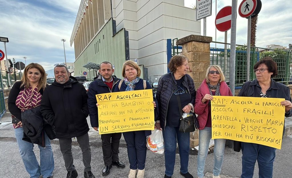 Protesta pannolini presso la sede di Rap, Palermo