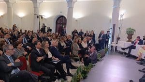 Giuseppe Conte e Carlo Nordio in platea durante evento sulla riforma della giustizia a Palermo