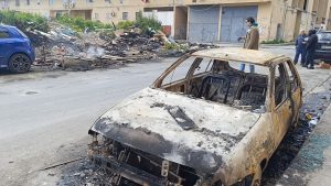 Cosa resta dopo le vampe allo Zen, Palermo, auto bruciata in via Costante Girardengo