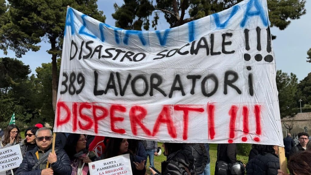 Sit in protesta lavoratori Almaviva a Palazzo d'Orleans