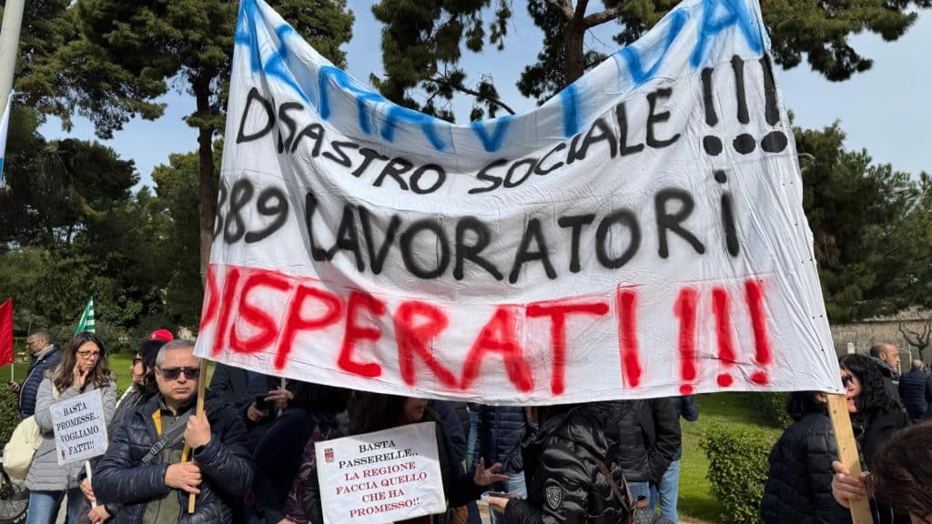 Sit in protesta lavoratori Almaviva a Palazzo d'Orleans