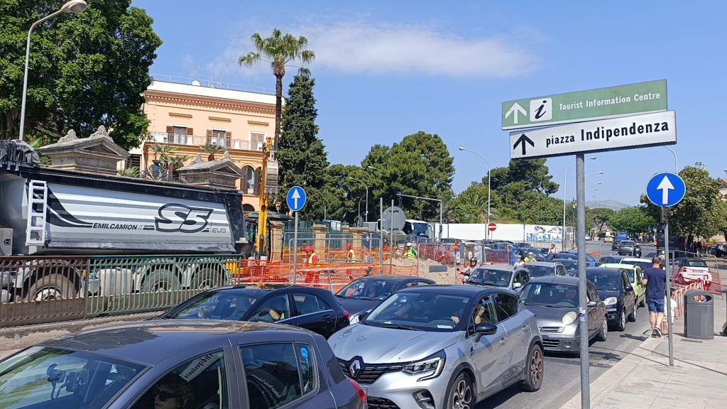 Via Re Ruggero, cantiere, traffico in tilt, Palermo