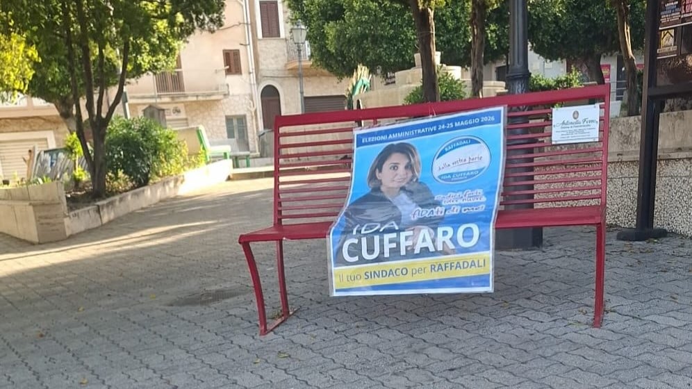 Manifesto elettorale Ida Cuffaro su panchina rossa a Raffadali