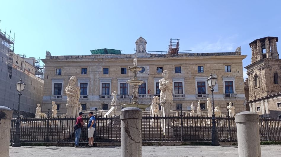 Palazzo delle Aquile, sede del Comune di Palermo, vista da piazza Pretoria